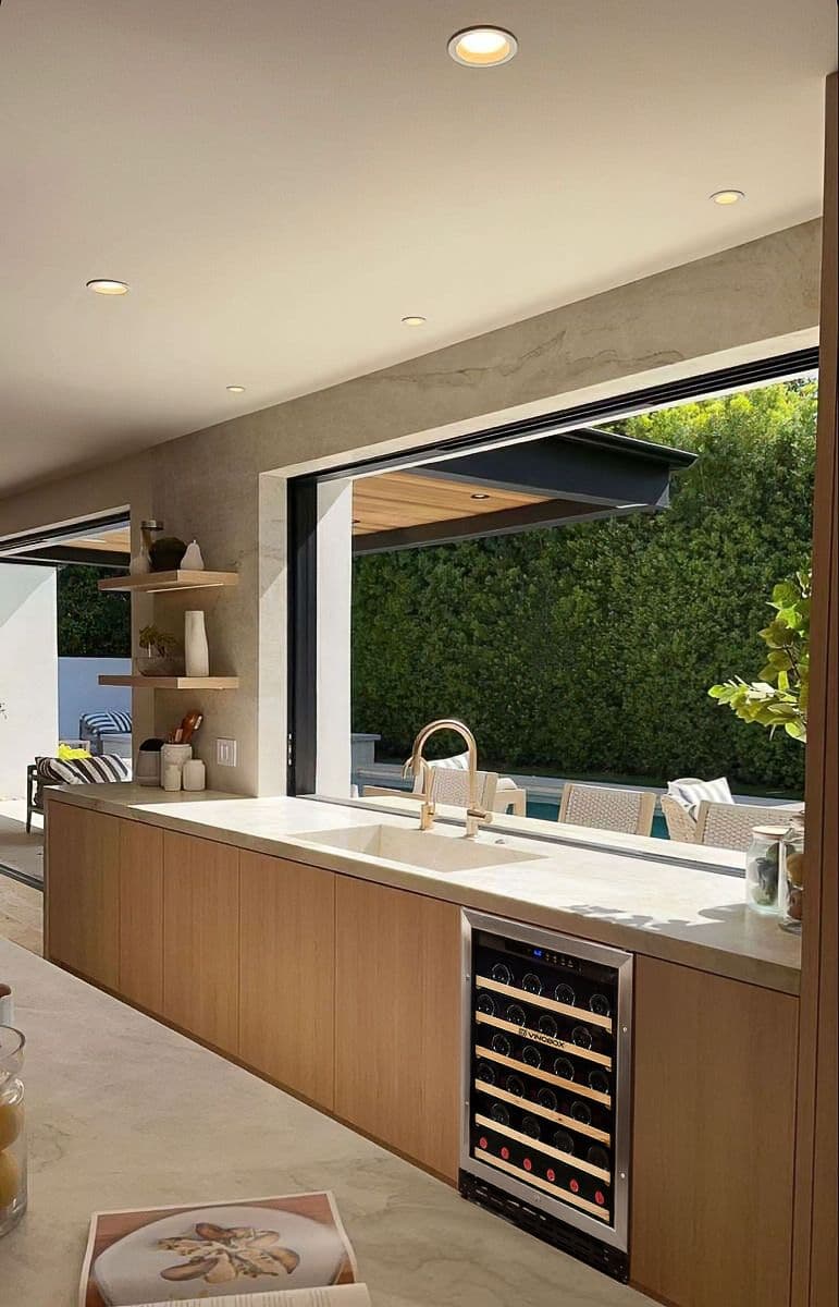 Vinobox Grand Cru 50 with stainless steel door in a modern kitchen